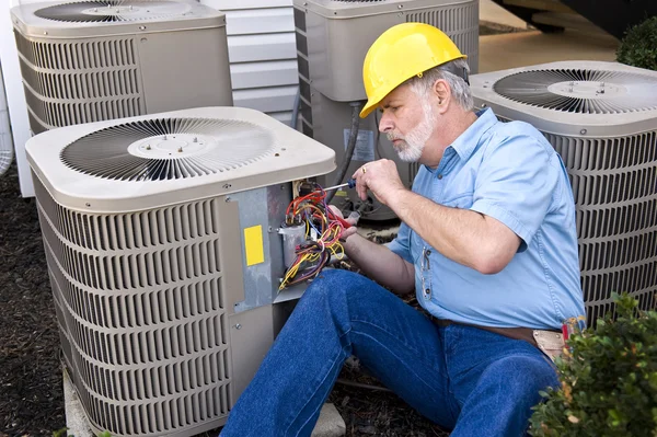 Airconditioning reparateur op het werk Stockafbeelding