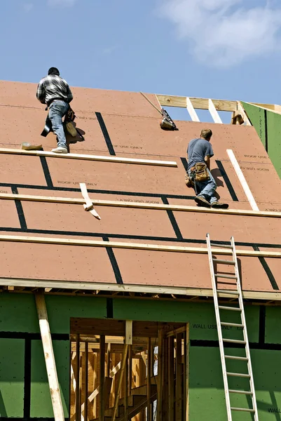 Les travailleurs mettent le toit sur une nouvelle maison — Photo