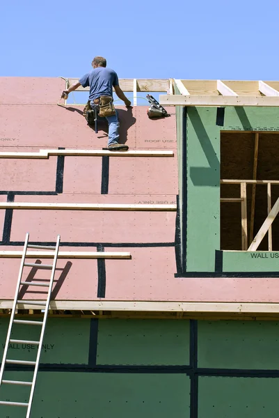 Toiture mesurant un panneau sur le toit d'une nouvelle maison — Photo