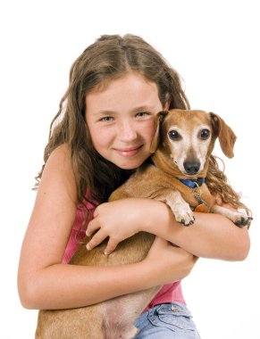 Beyaz izole onun köpek ile küçük kız