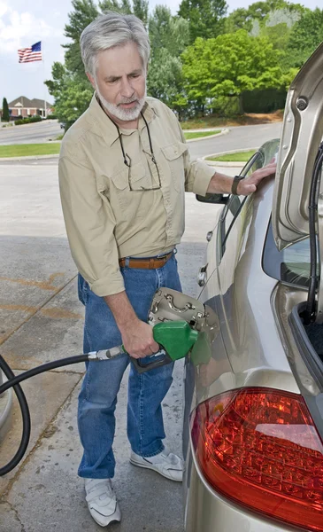 Uomo pompaggio gas — Foto Stock