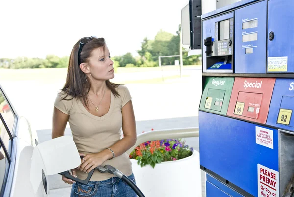 Mujer bonita joven gastando dinero en gas — Foto de Stock