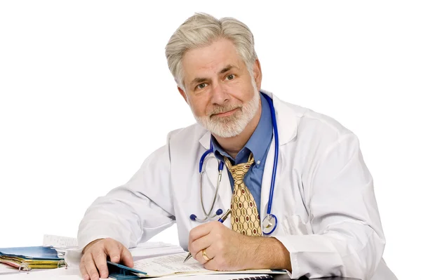 Freundlicher Arzt erledigt Papierkram — Stockfoto