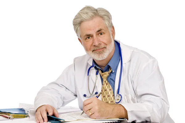 Médico amigável fazendo papelada — Fotografia de Stock