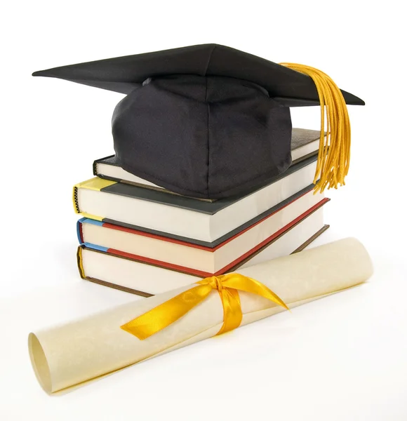 Gorra de graduación con borla de oro y diploma — Foto de Stock