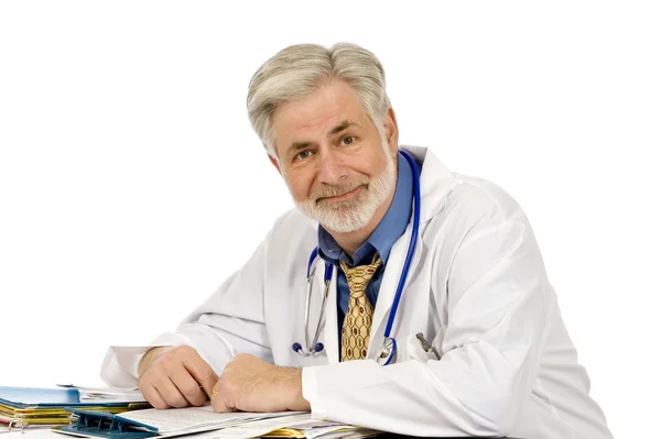 Médico amigável sentado em sua mesa — Fotografia de Stock