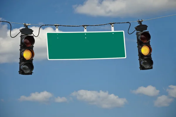 Žlutá výstraha světla s prázdnou dopravní značka — Stock fotografie