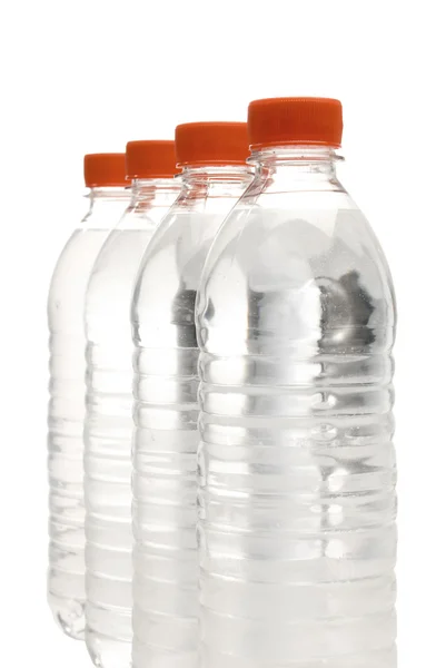 Garrafas de água com foco na garrafa frontal — Fotografia de Stock
