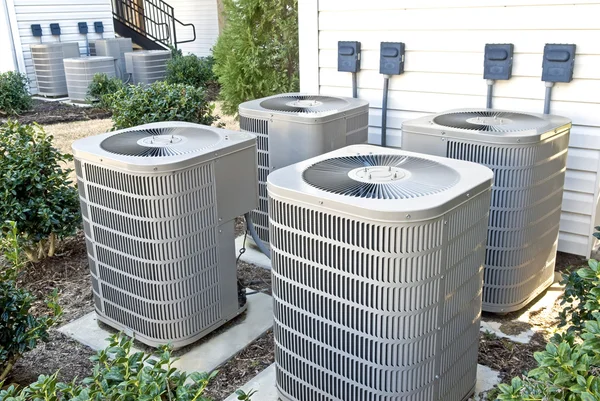 Klimaanlagen im Apartmentkomplex lizenzfreie Stockfotos