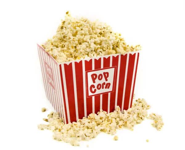 Großer Eimer mit frisch geknalltem Popcorn quillt über — Stockfoto