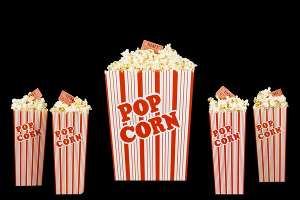 Popcorn in Familiengröße mit Eintrittskarten — Stockfoto