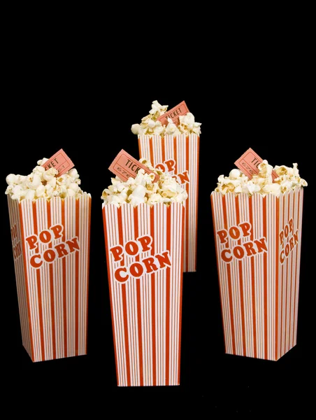 Vier Kisten Popcorn mit Tickets auf schwarzem Hintergrund — Stockfoto