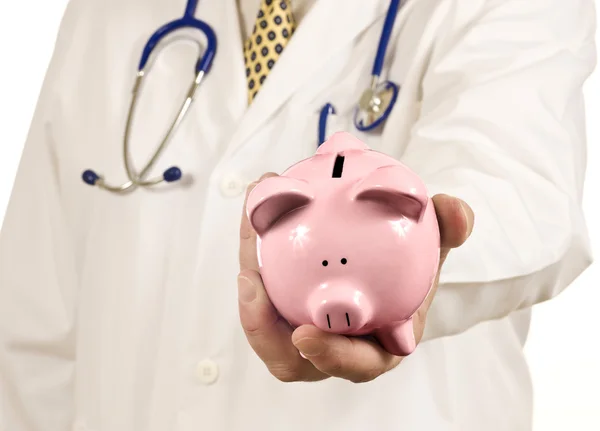 Doctor Holding Out Piggy Bank Solicitando Pagamento — Fotografia de Stock