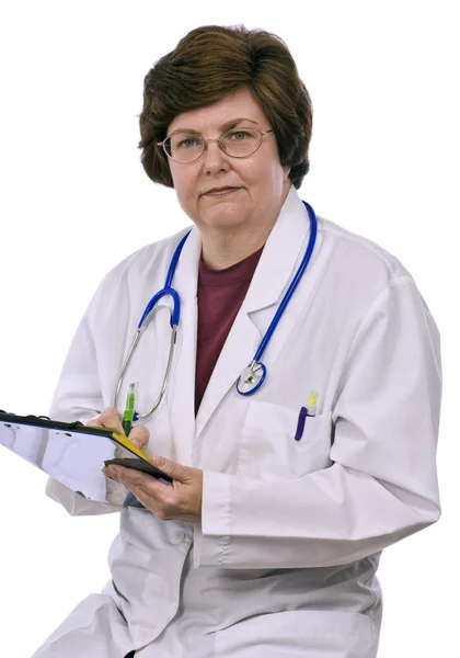 Średnim wieku kobieta lekarz siedzi w dół na białym — Zdjęcie stockowe
