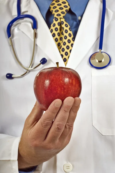 Läkare med friska Apple — Stockfoto