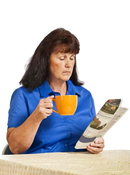 Podnikatelka, pití kávy a čtení zpráv — Stock fotografie