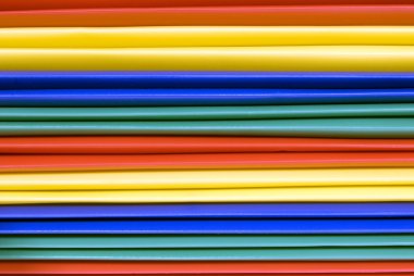 Parlak renkli plastik dosya klasörleri kapat