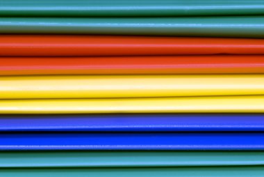 Çok renkli plastik dosya klasörleri arka plan olarak