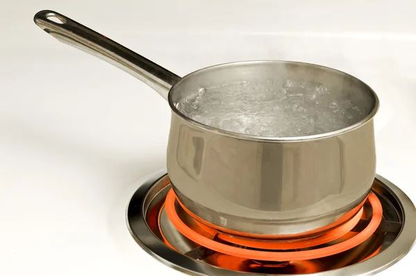 Pot van kokend Water op zeer hete brander — Stockfoto