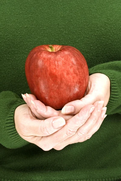 Apple Beristirahat Lembut Dalam Tangan Wanita — Stok Foto