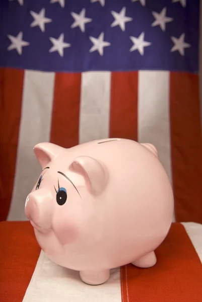 Piggy Bank com bandeira americana — Fotografia de Stock