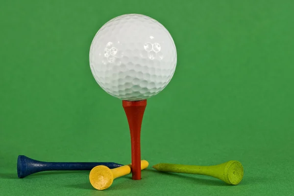 Bola de golfe em T com fundo verde — Fotografia de Stock