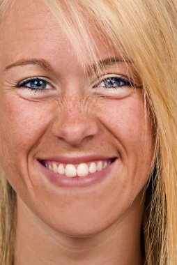 Gülümseyen sevimli genç sarışın