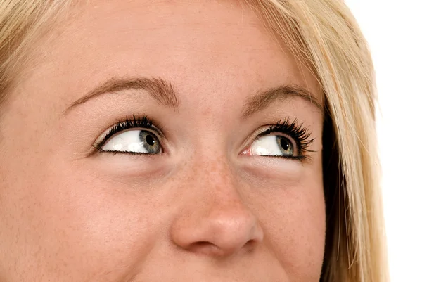 Schöne blaue Augen, die hinüber schauen — Stockfoto