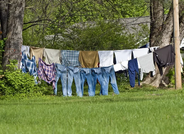 Lavanderia appesa alla clothesline — Foto Stock