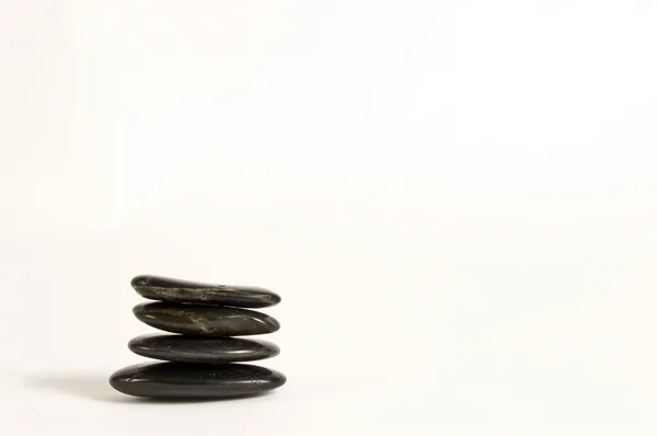 Pedras Zen equilibradas bonitas isoladas em branco — Fotografia de Stock