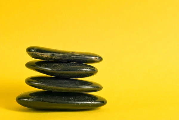 Relaxante balanceado Zen pedras em fundo amarelo — Fotografia de Stock