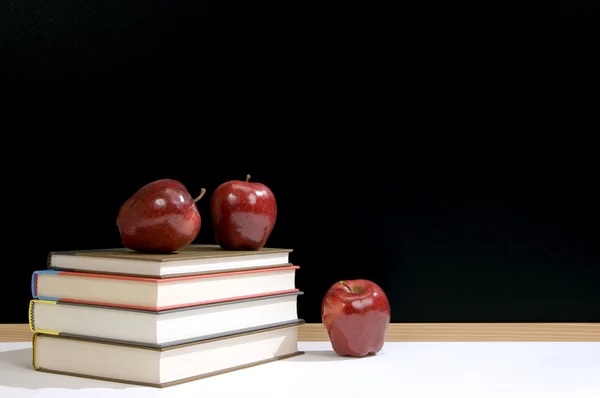 Red Shiny Apples Resting On A Stack Of Books With Blackboard — Stock Photo, Image