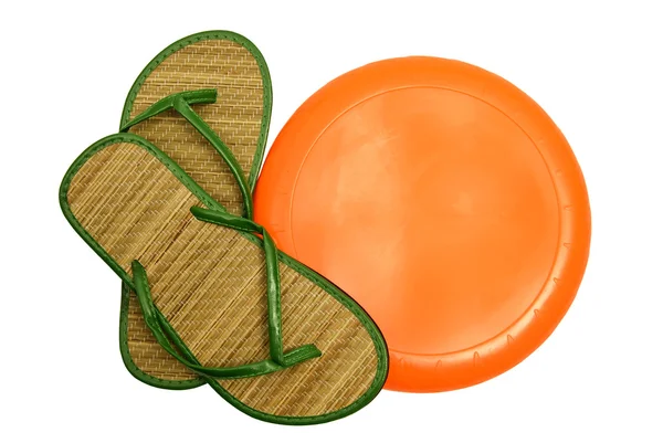 Καλοκαίρι σανδάλια με λαμπρά και πολύχρωμα Frisbee με αντίγραφο χώρου — Φωτογραφία Αρχείου