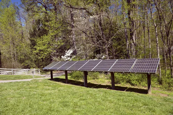 Güneş enerjisi panelleri üreten elektrik — Stok fotoğraf