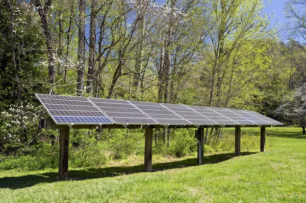 Gran matriz de paneles de energía solar —  Fotos de Stock