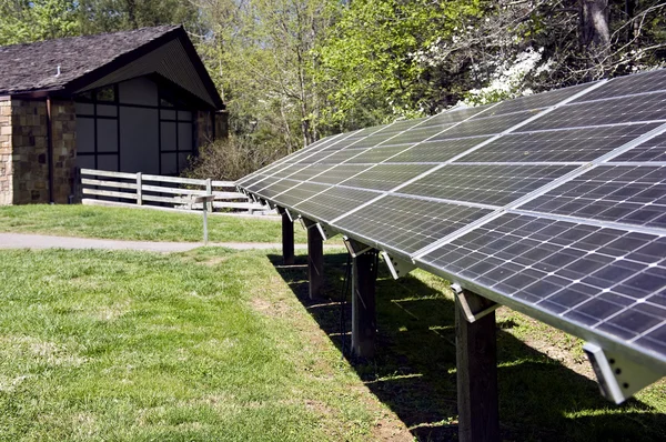 Paneles de energía solar detrás del edificio —  Fotos de Stock