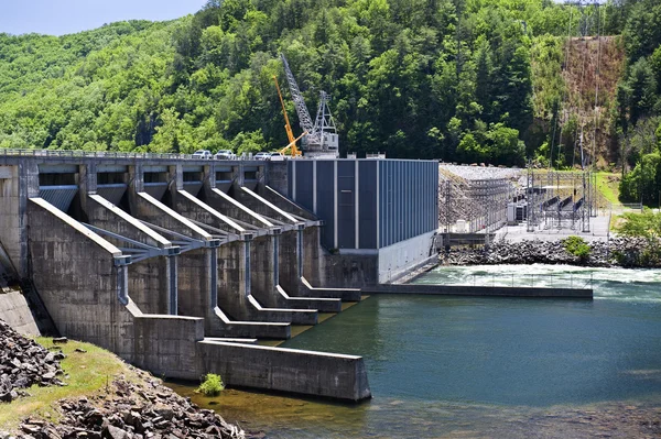 Barragem de geração de energia hidrelétrica — Fotografia de Stock