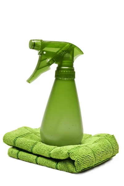Grön plast Spray flaska Full av rengöring produkt med trasa — Stockfoto