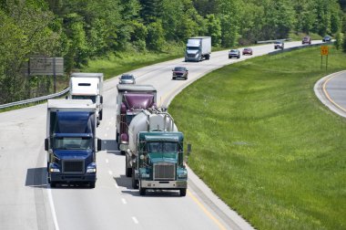 Büyük eyaletler arası manzara otoyol trafik ile