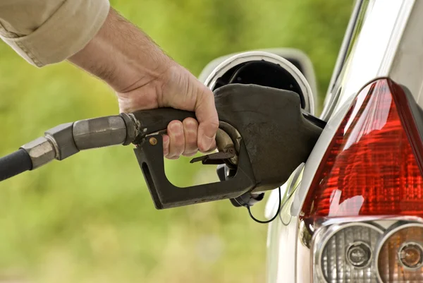 Hand pumpt Benzin aus nächster Nähe — Stockfoto