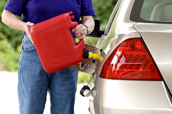 Женщина добавляет бензин в бензобак — стоковое фото