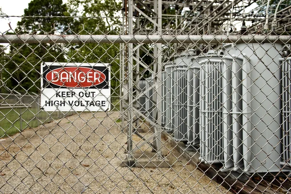 Danger, High Voltage Keep Out Sign — Zdjęcie stockowe