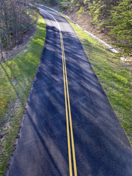 Estrada curva vazia de cima — Fotografia de Stock