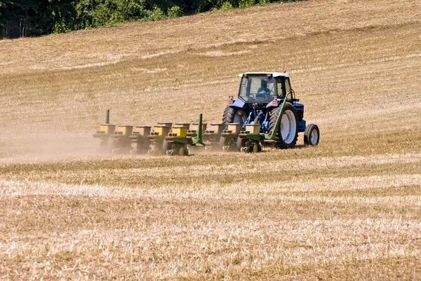 Landwirt mit Traktor sät Feld für Sommerernte — Stockfoto