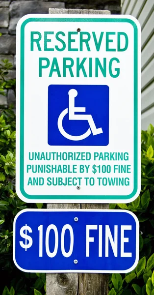 Señal de estacionamiento solo para discapacitados — Foto de Stock