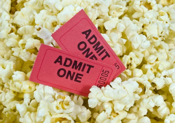 Película roja entradas y palomitas de maíz —  Fotos de Stock