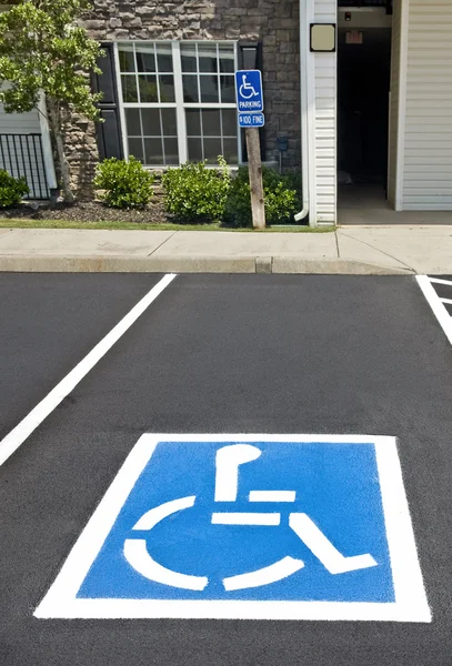 Espacio de estacionamiento para discapacitados — Foto de Stock
