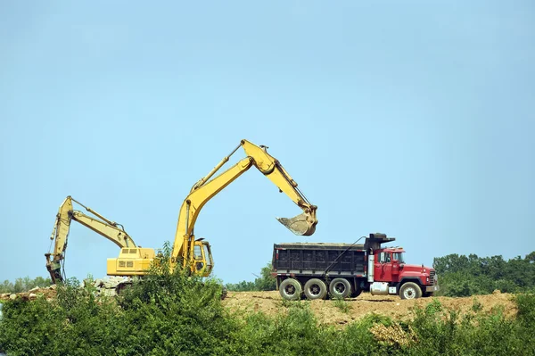 Excavadora cargando un camión volquete — Foto de Stock