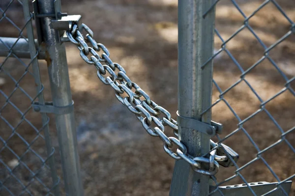 Cadena fuerte y cerradura que asegura la puerta de la cerca del acoplamiento de cadena —  Fotos de Stock