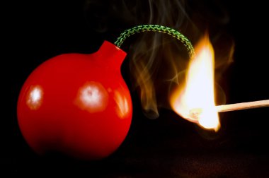 Bir bomba için yanan maç aydınlatma sigorta
